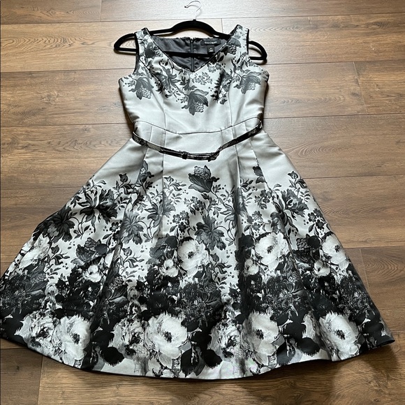 WHBM Stunning black and silver Floral Dress. Size 6 - Picture 2 of 12